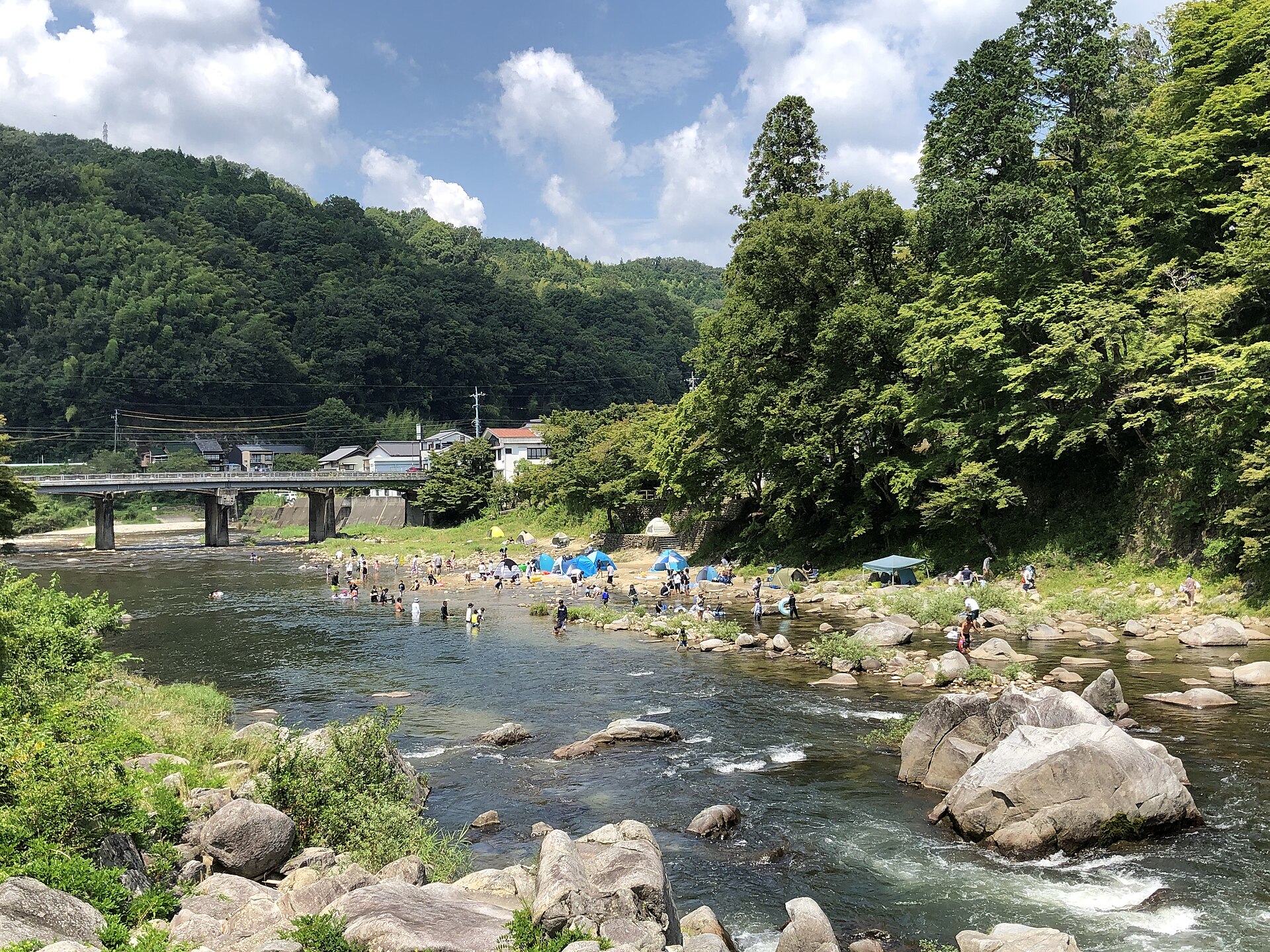 香嵐渓の巴川で水遊びをする人たち