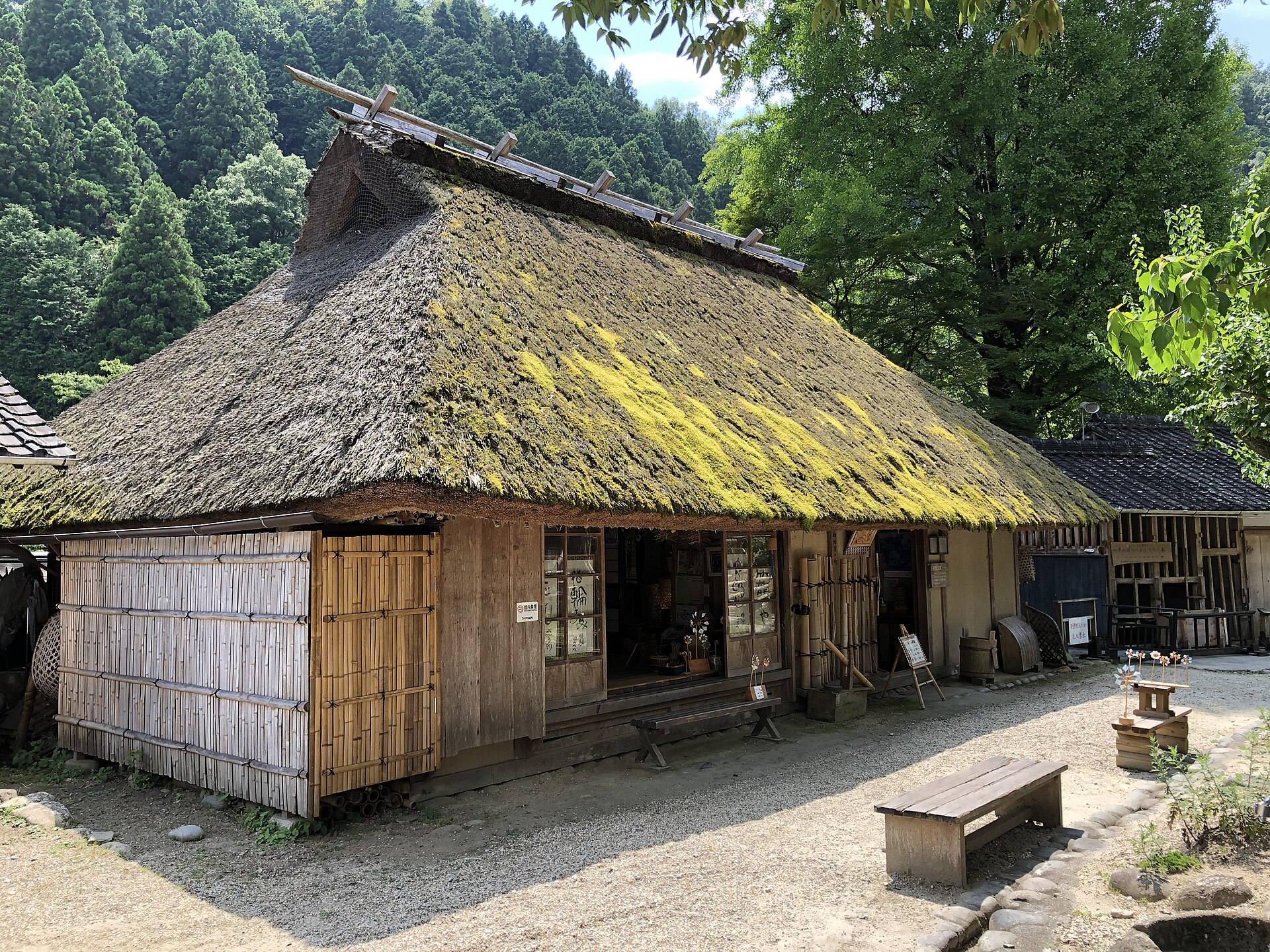 三州足助屋敷の茅葺きの古民家