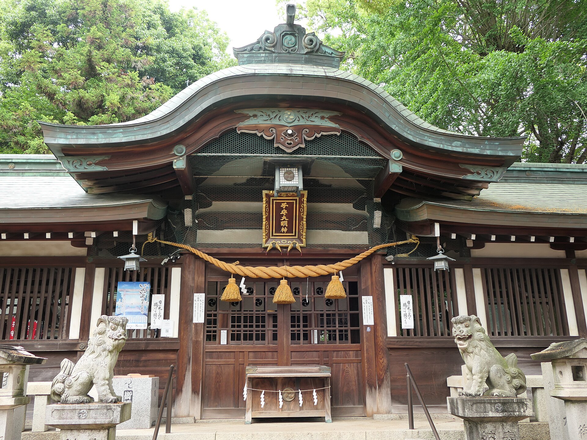 挙母神社の拝殿